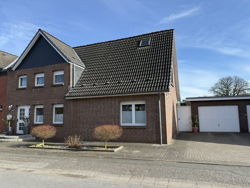 Seltene Gelegenheit in Lübeck-Kücknitz: Familienhaus mit 857 m² Eigenland und großem Garten